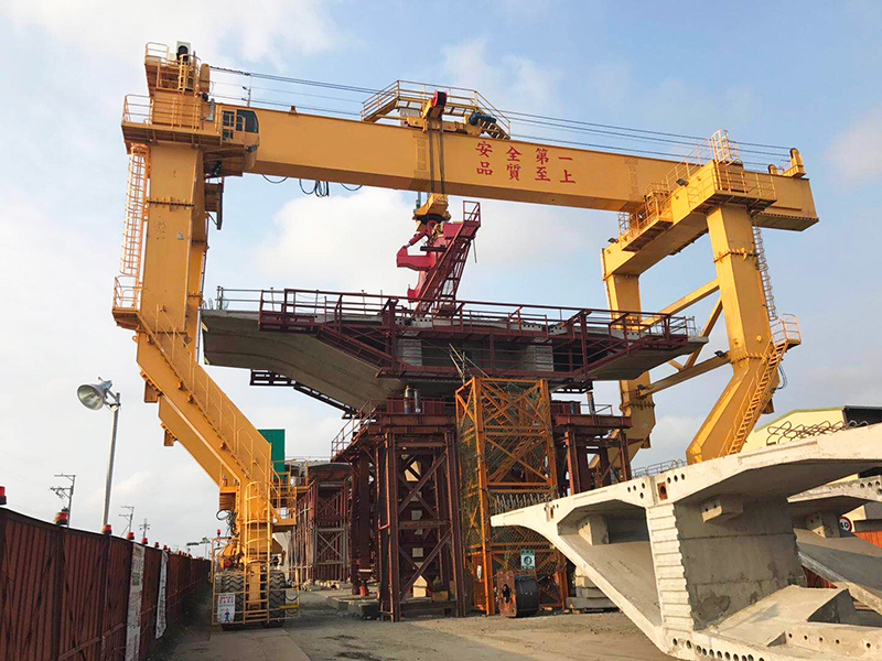 Straddle Carrier Crane